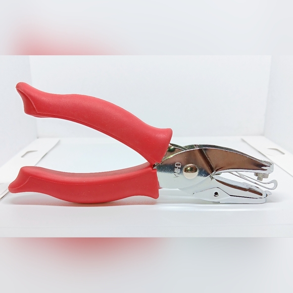 💥FISKARS Comfort Grip Hole Puncher for Scrapbooking | Shaped Hole Punches x3 - Picture 3 of 13